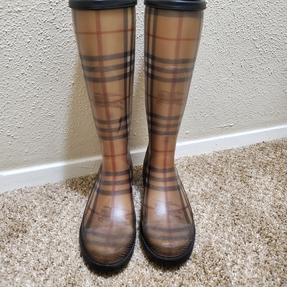 Burberry Rain boots size 7. - Picture 4 of 5